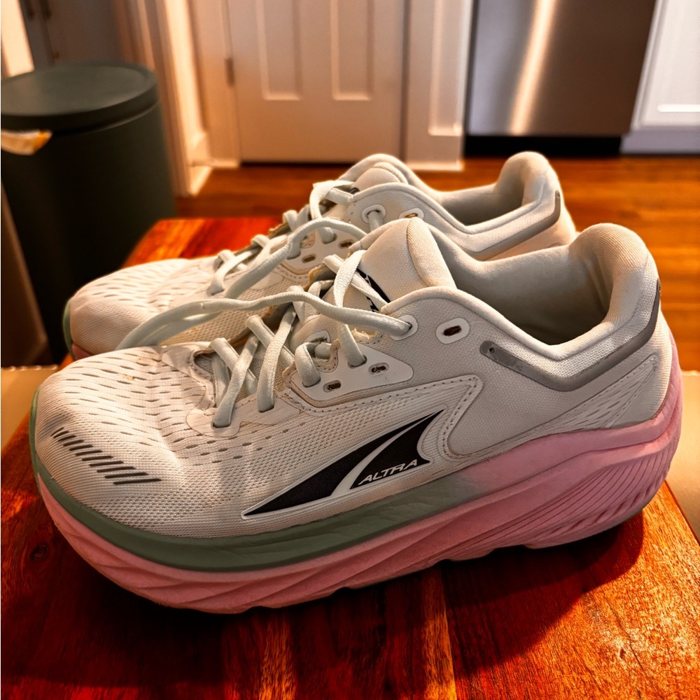 Altra Women's White and Pink Athletic Shoes
